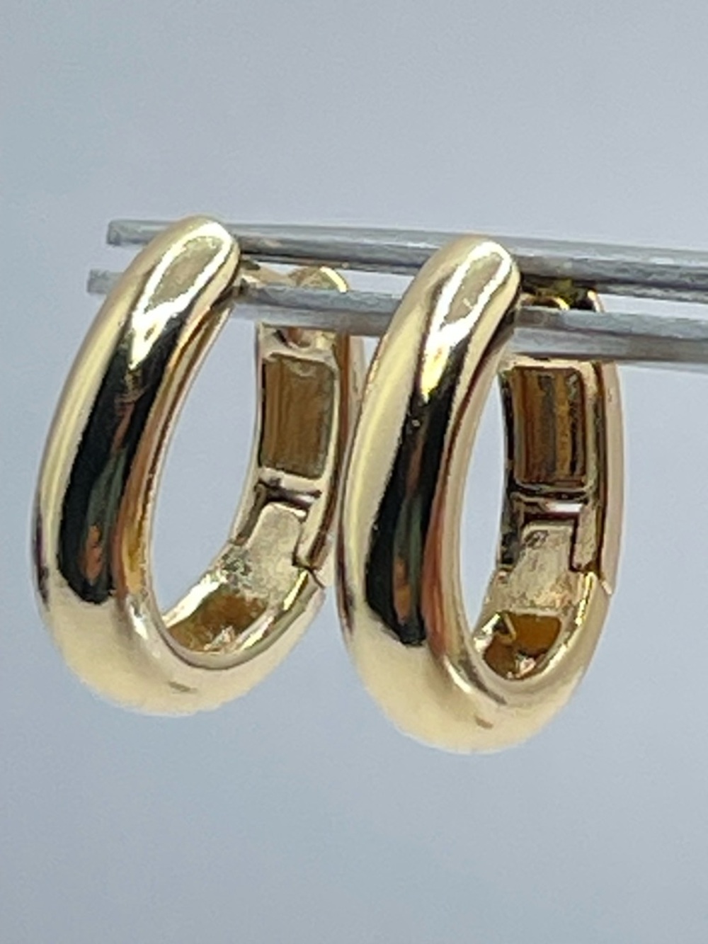 Vintage Gold Tone Huggie Hoop Earrings Sleek Minimalist Classic
